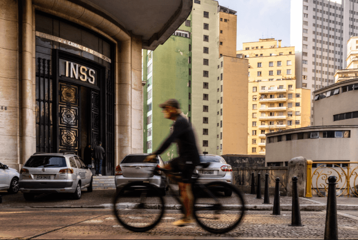 Infográfico sobre programa de incentivo para reduzir fila do INSS, mostrando bônus de até R$ 17,1 mil para servidores que revisarem BPC e acelerarem análise de aposentadorias