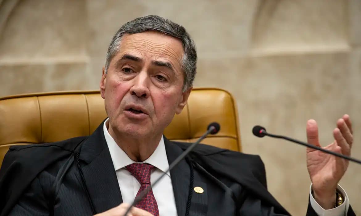 Ministro Luís Roberto Barroso durante sessão plenária do STF sobre aposentadoria por invalidez