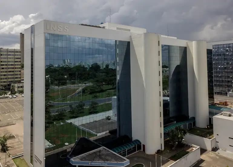 Fachada do prédio do INSS em Brasília, autarquia responsável pela análise dos descontos indevidos.