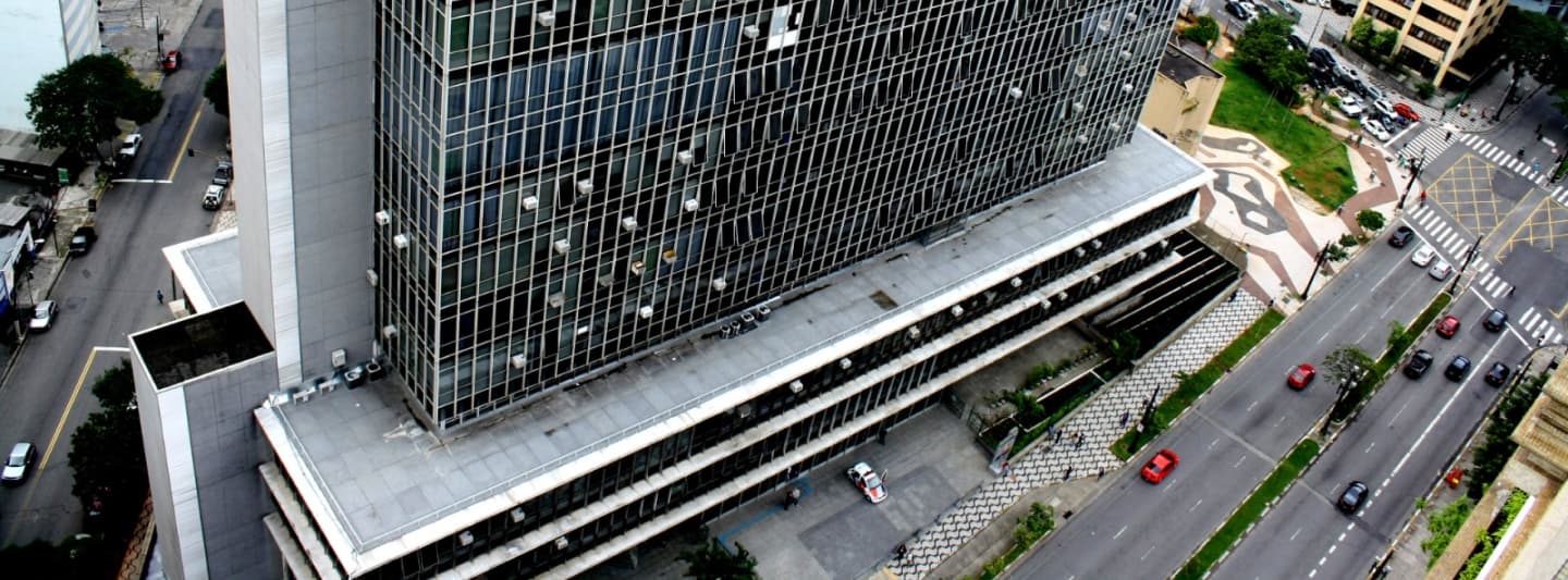 Fachada do Palácio Anchieta, sede da Câmara Municipal de São Paulo, edifício moderno com múltiplos andares e fachada envidraçada Fachada do Palácio Anchieta, sede da Câmara Municipal de São Paulo, edifício moderno com múltiplos andares e fachada envidraçada